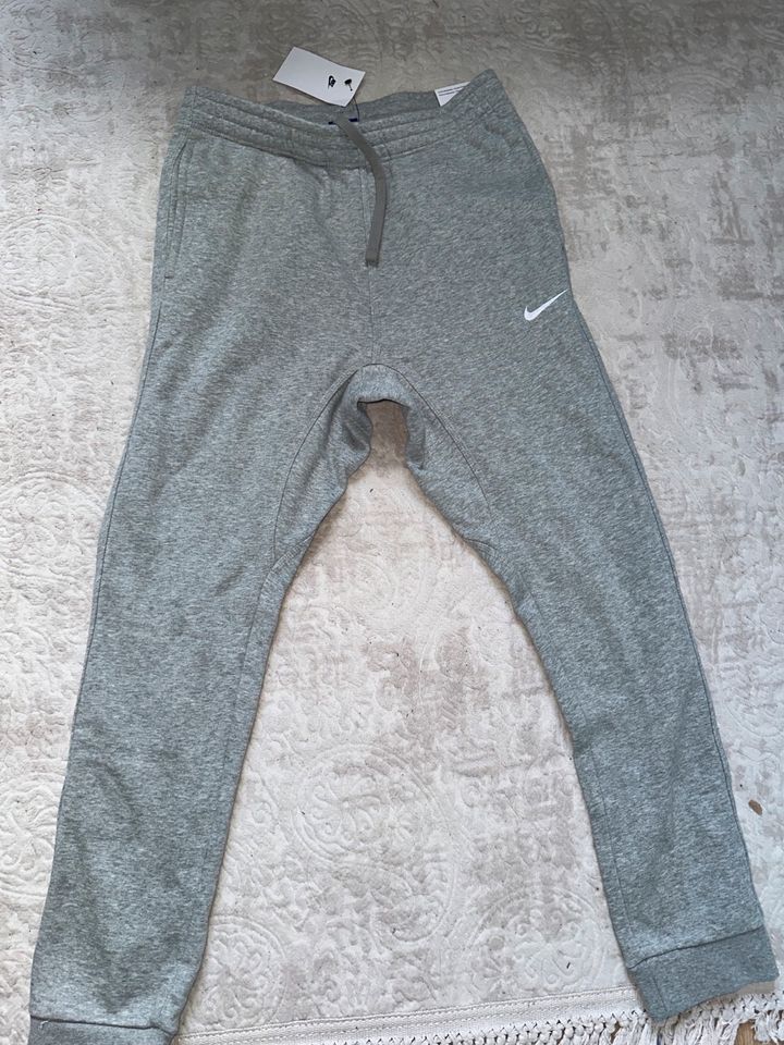 Nike Jogginghose in grau NEU in Hamburg