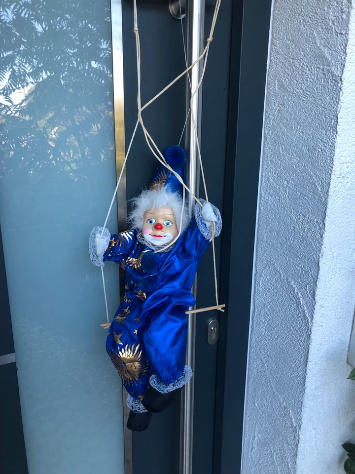 Clown auf Schaukel in Mering