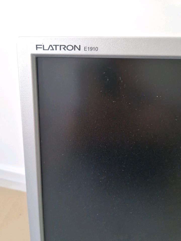 LG Flatron E1910 Monitor in Kerpen