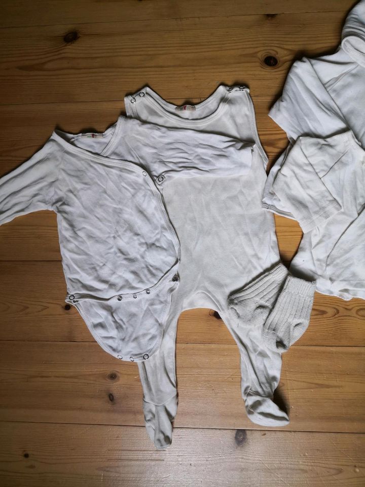 Beige babyset body Strampler Socken Wolle Jacke in Berlin