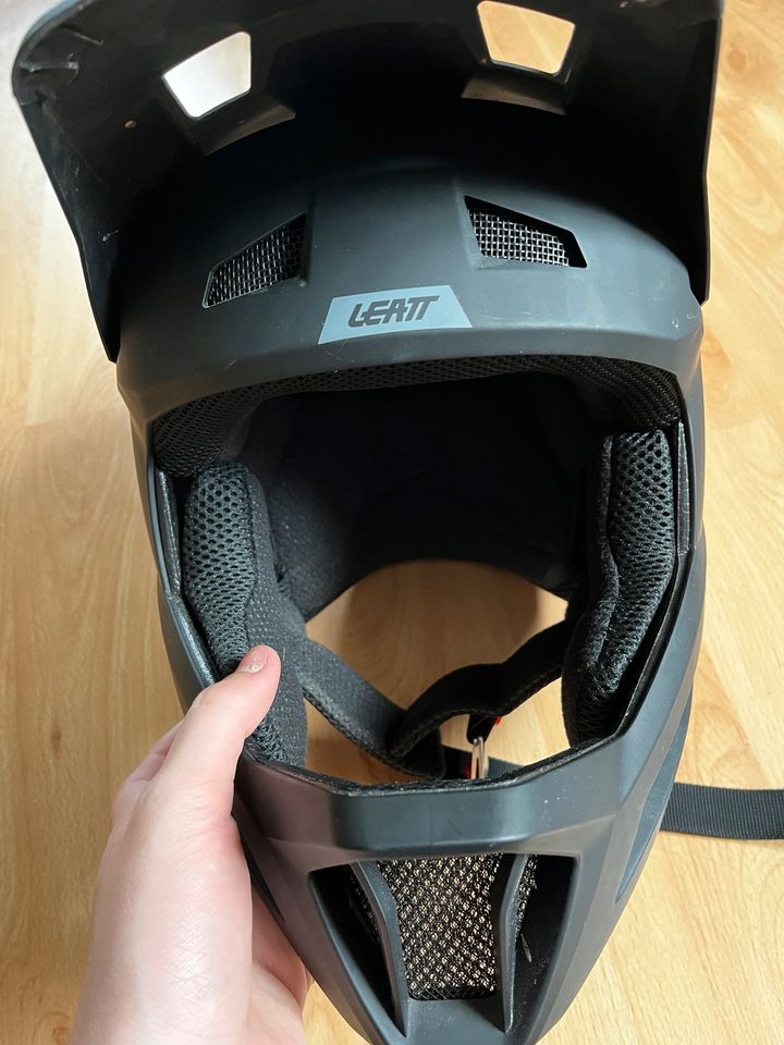 LEATT Downhill Helm in Lommatzsch