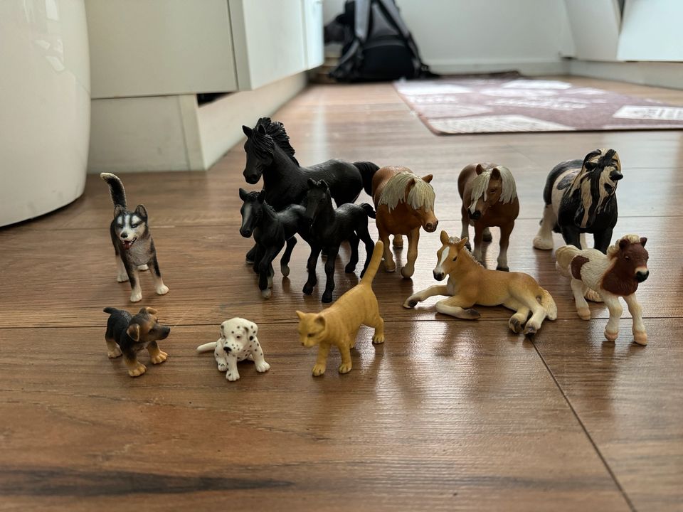 Original Schleich Reiterhof inkl. 45 Spielfiguren in Bergisch Gladbach