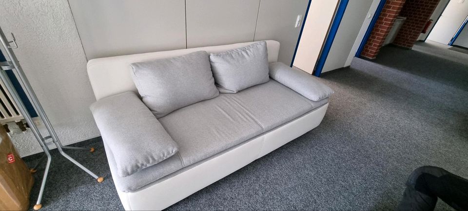 Graues Sofa mit weißem Kunstleder und Schlaffunktion -Top Zustand in Zerbst (Anhalt)