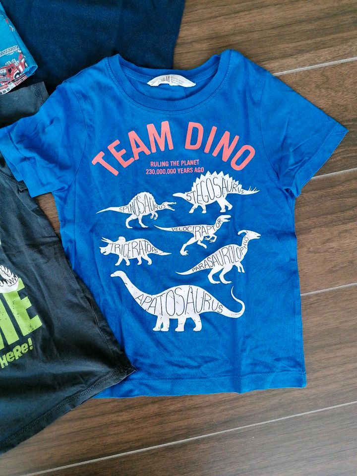 T- Shirt Paket Dino Feuerwehr Gr 110 in Offenburg