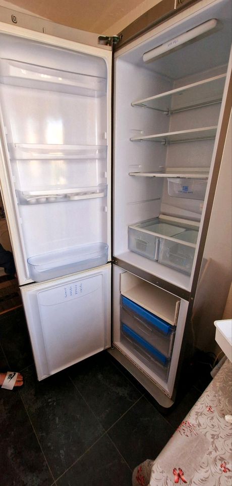 Kühlschrank  mit einfach  voll funktion fähig in Ginsheim-Gustavsburg
