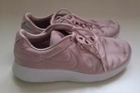 Nike Turnschuhe 42 Damen rosa glänzend Bayern - Kitzingen Vorschau