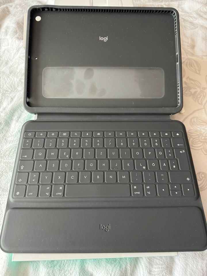 iPad 9 mit Hülle & Logitech Tastatur in Düren