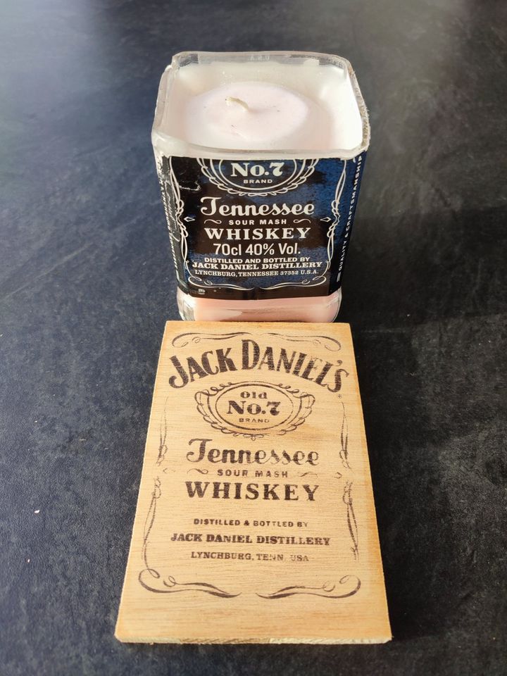 Whiskyflasche Kerze - Jack Daniels Whiskey + Holzuntersetzer Set in Rengsdorf