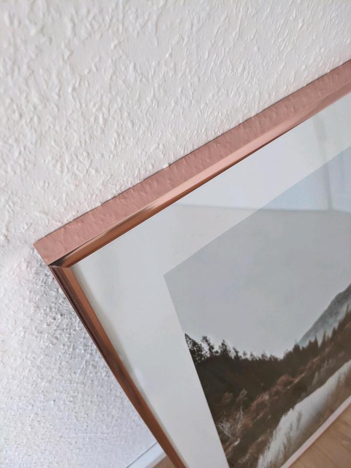 Bilderrahmen Rosegold mit Bild: See/Wald (Desenio) in Bad Sobernheim