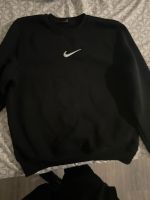 Verkaufe hiermit einen schwarzen Pullover Nike Niedersachsen - Helmstedt Vorschau