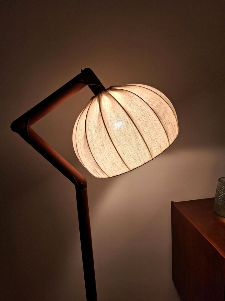 Lampe,Stehlampe,Teak, Mid Century,Vintage, Lampenschirm aus Stoff in Berlin