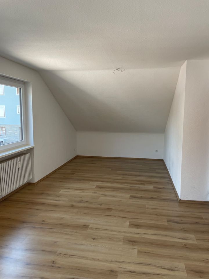 Helle DG-Wohnung (55 qm, 2 Zi) mit neuer Küche, Balkon&Stellplatz in Randersacker