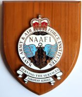NAAFI  Abzeichen Messingplatte auf Holzschild montiert Nordrhein-Westfalen - Schwalmtal Vorschau