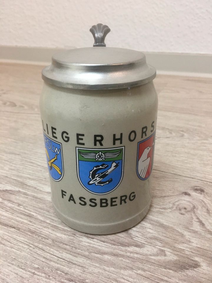 Steingut-Bierkrug Fliegerhorst Fassberg mit Zinndeckel in Goslar