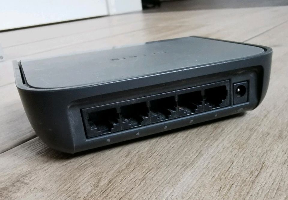 Netzwerk Switch 5 Port Verteiler Belkin F5D5131-5 v4  100MBit in Hamburg