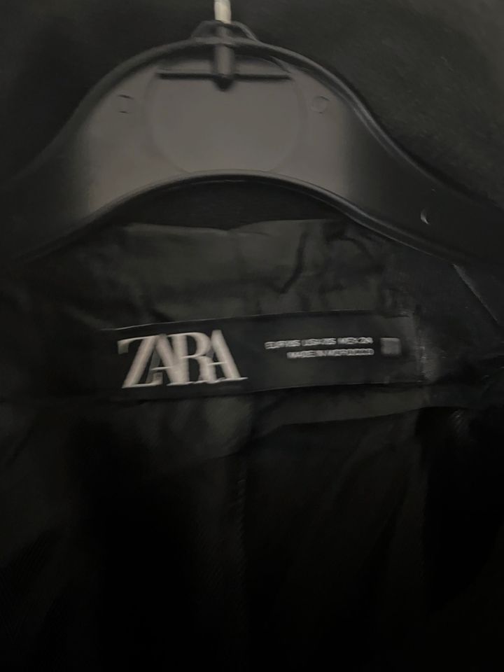 Zara weiter Mantel Gr. XS schwarz Kunstleder aufgesetzten Taschen in Berlin
