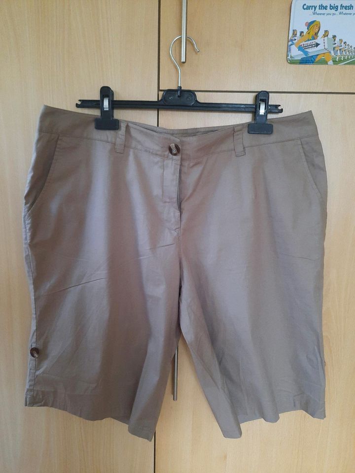 bpc Bermuda Hose kurze Stoffhose Bermuda Shorts  Capri Damen hel in Tiefenbach Kr Passau