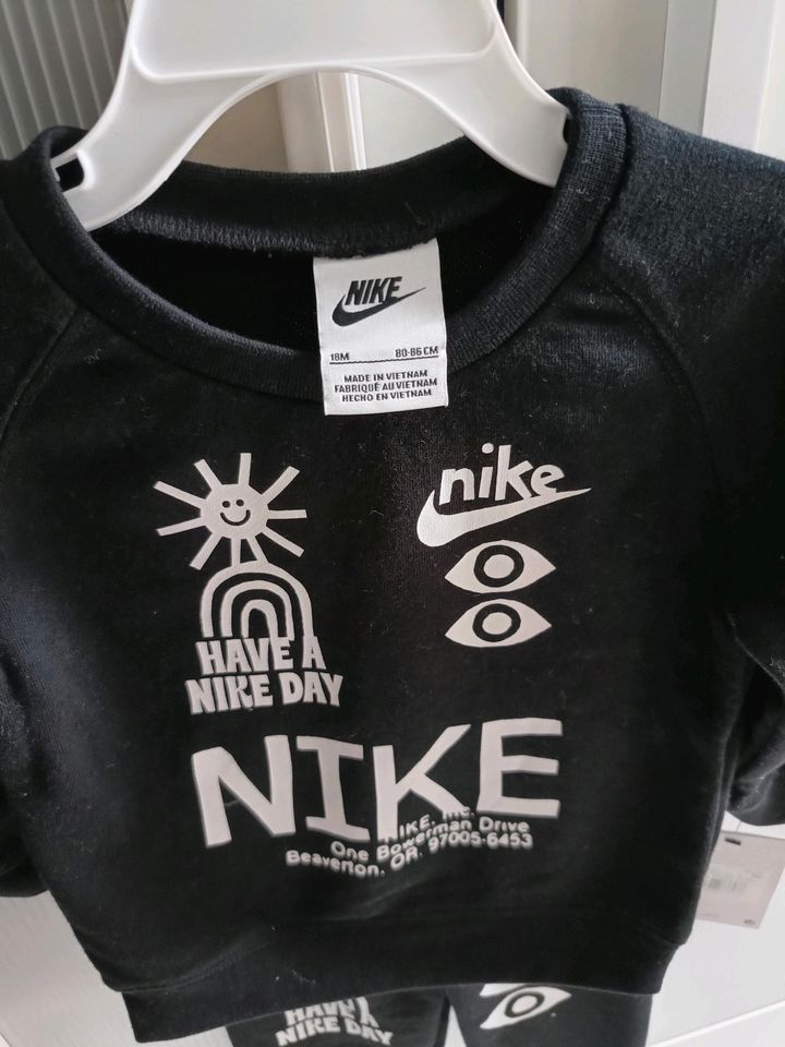 NEU Nike Jogginganzug schwarz unisex 80-86 in Kirchen (Sieg)