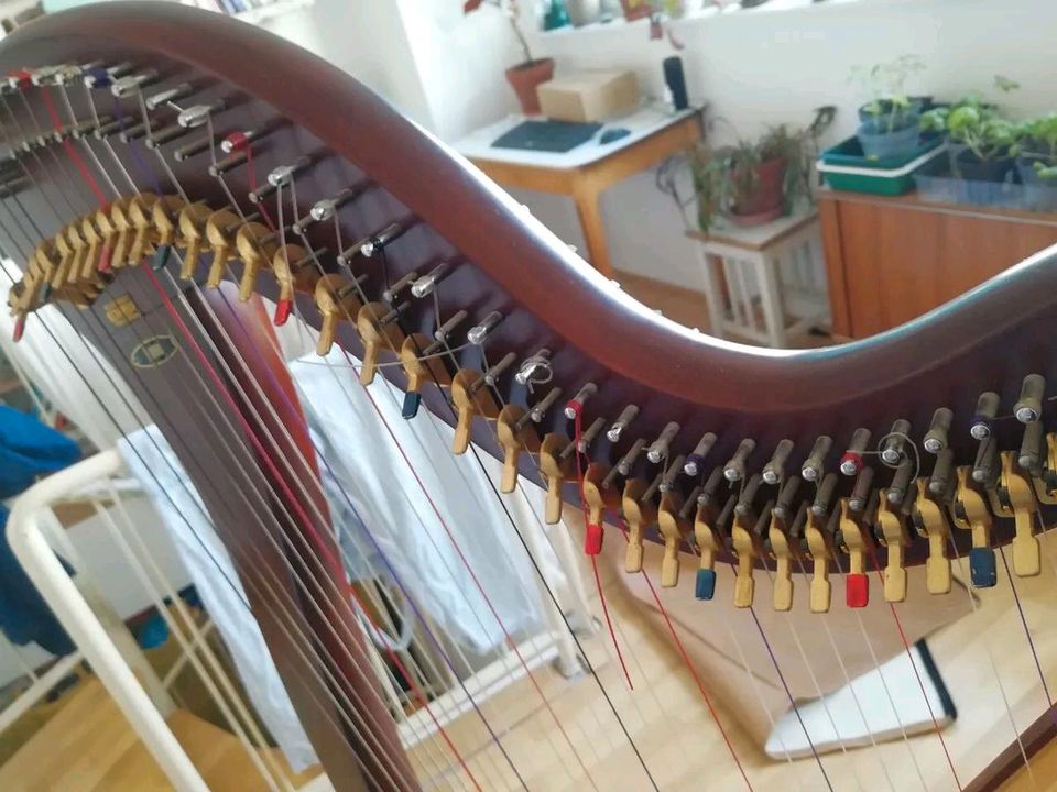 Aoyama 130B Hakenharfe in gutem Zustand inkl. Hocker Harfe in Berlin