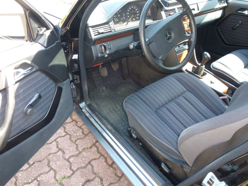 Mercedes Benz Oldtimer W124 230 E mit neuer HU  und H - Gutachten in Goslar