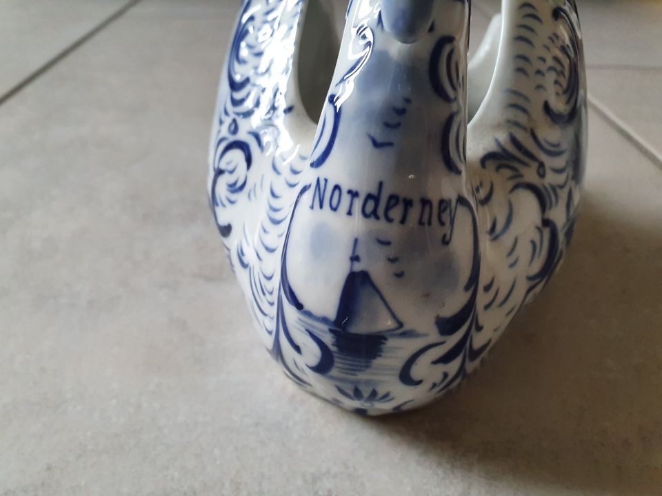 Norderney Deko Schwan Delfter Muster Porzellan Keramik in Rhede