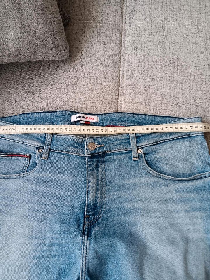 Jeans in Blau, Tommy Hilfiger mit Taschen und Reißverschlüss in Dortmund