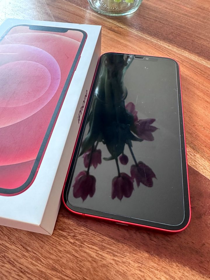 Schönes iPhone 12 in rot in Edewecht