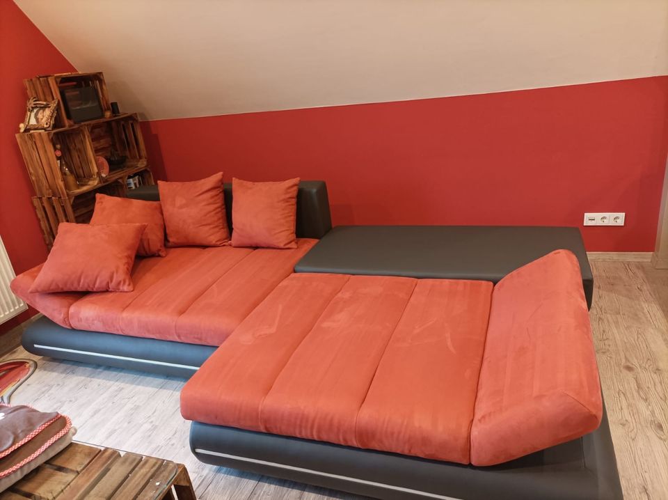 Gepflegtes Funktionssofa / Couch mit Schlaffunktion in Lennestadt