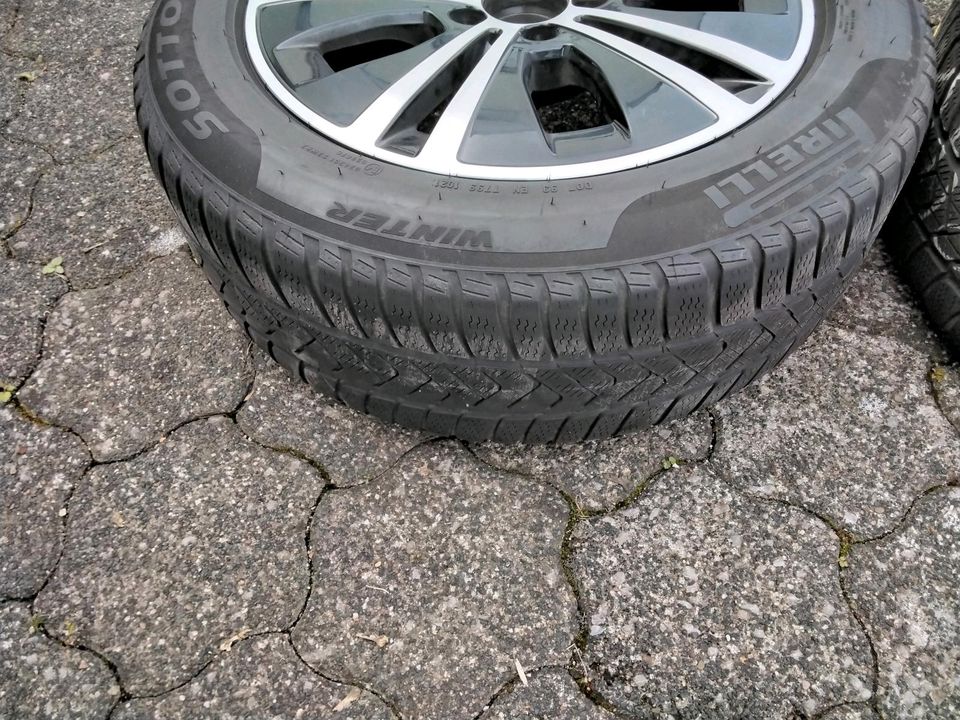 Winterreifen Pirelli auf Original Mercedes Alufelgen in Warstein