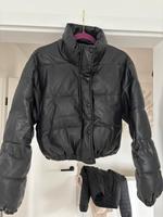 Schwarze Leder-Pufferjacke von Zara Niedersachsen - Hammah Vorschau