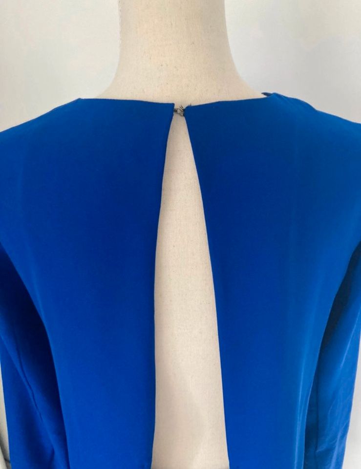 Rückenfreies klassisches Kleid in Blau fällt schön elegant in Juist