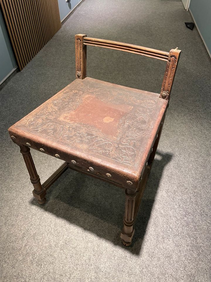 alter Stuhl / nur Sitzfläche, gestaltetes Leder in Dresden