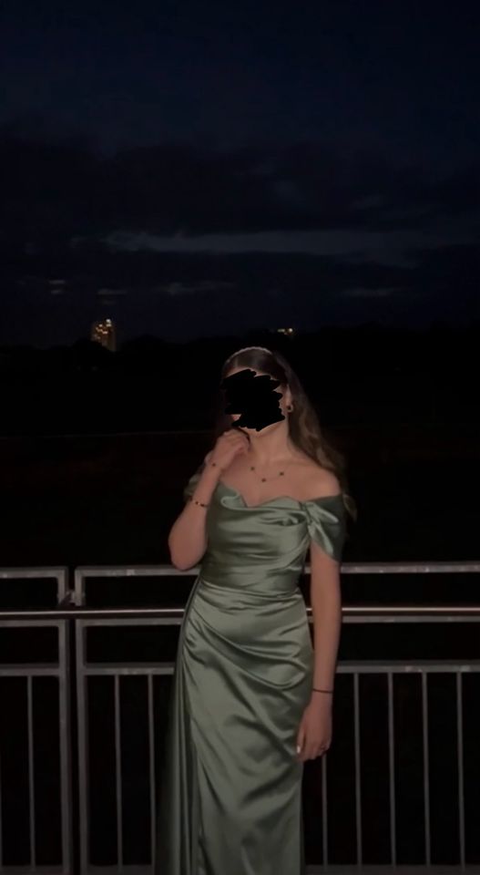 Satin Abendkleid mit Schleppe in Bremen