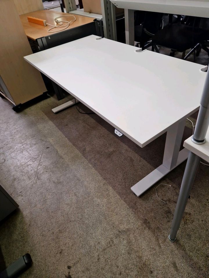 Elektronisch höhenverstellbarer Schreibtisch von Kinnarps in Leipzig