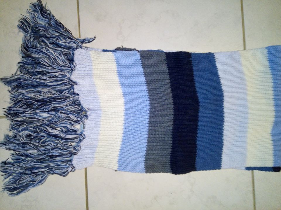 Verschiedene Strickschals Wollschals, schön kuschelig warm je 6 € in Isenbüttel