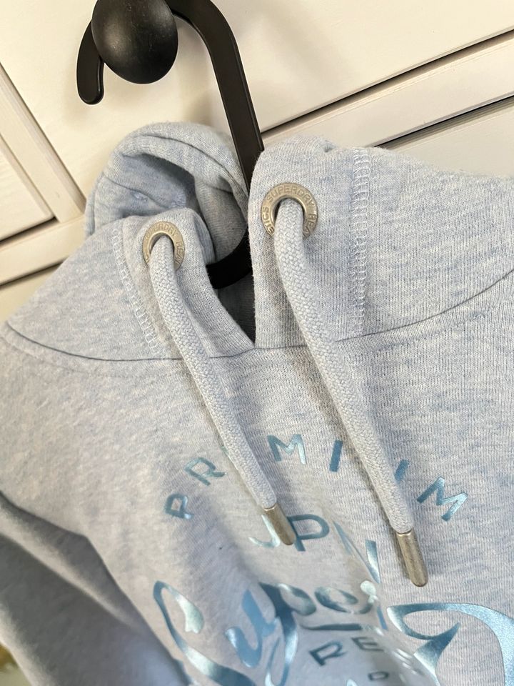 Neuwertiger hoodie von Superdry in hell blau mit metallic glitzer in Hamburg