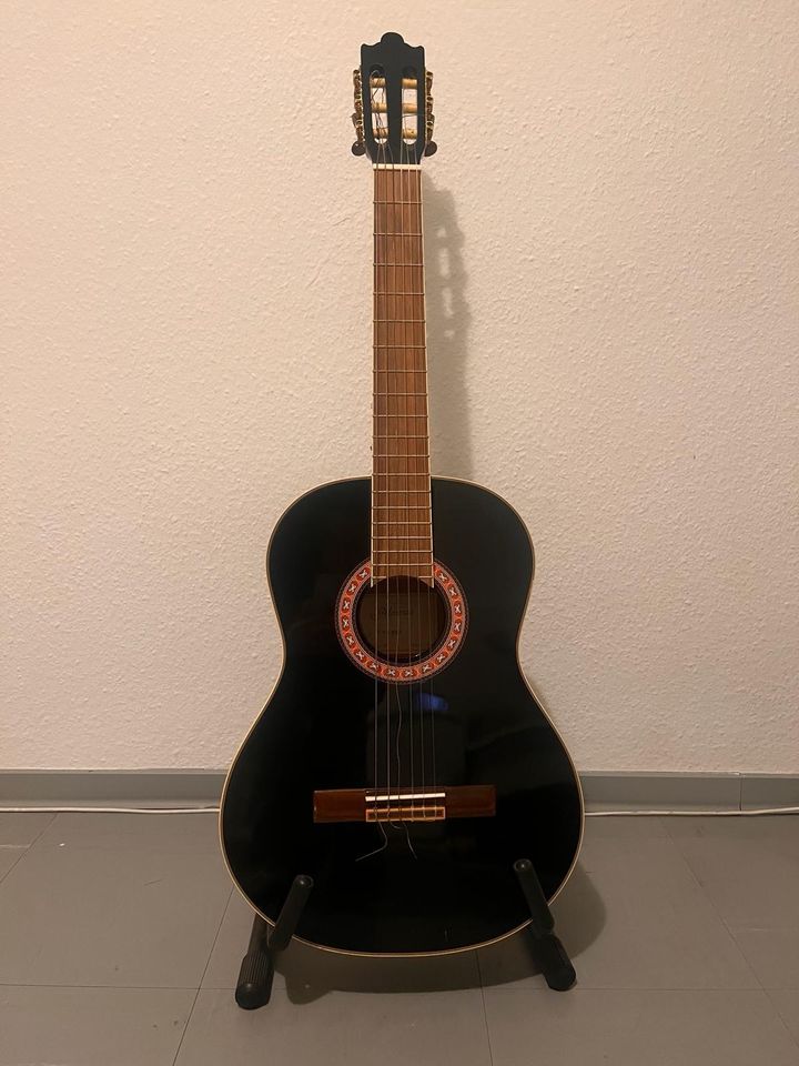 Schwarze Akustik Gitarre inklusive Gitarrenständer und Tasche in Krefeld