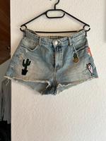 Bershka Short denim 40 mit Aufnähern Kaktus Niedersachsen - Bramsche Vorschau