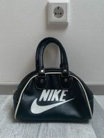 Vintage - kleine Nike Handtasche in Schwarz mit weißen Details Niedersachsen - Langenhagen Vorschau