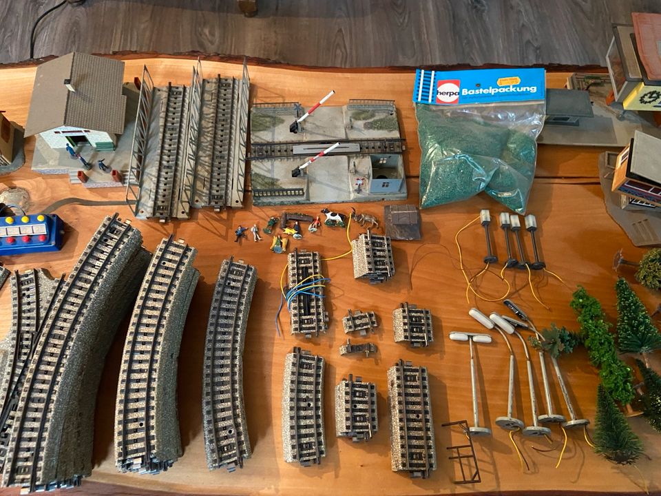 Märklin Eisenbahn mit Extra Schienen und vielem anderen Zubehör in Eschbronn