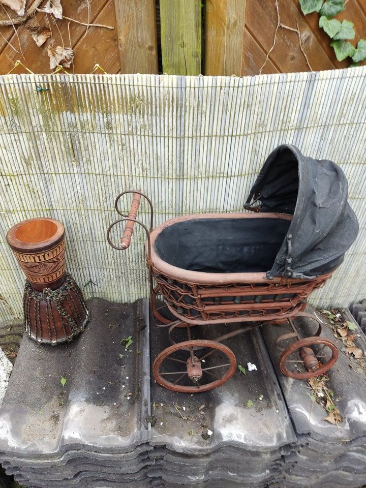 alter Puppenwagen,Puppe und Holztrommel abzugeben in Düsseldorf