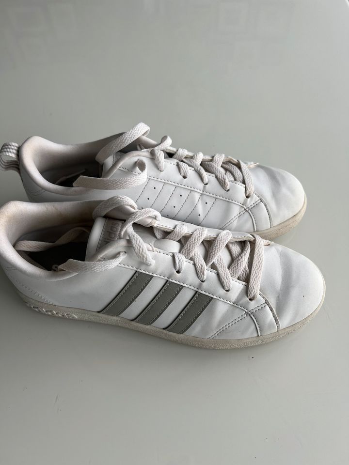 Adidas Sneaker in Wiesbaden