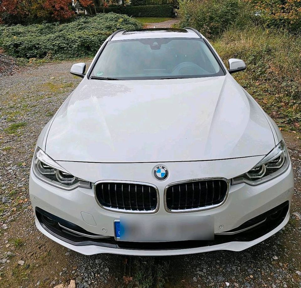 BMW 330i Touring, Sport Line, 2018, mineralweiß metallic in Neuss