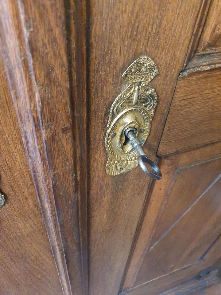 Biedermeier Möbel Eiche  Jugendstil Antik Wäscheschrank Schrank in Zellingen