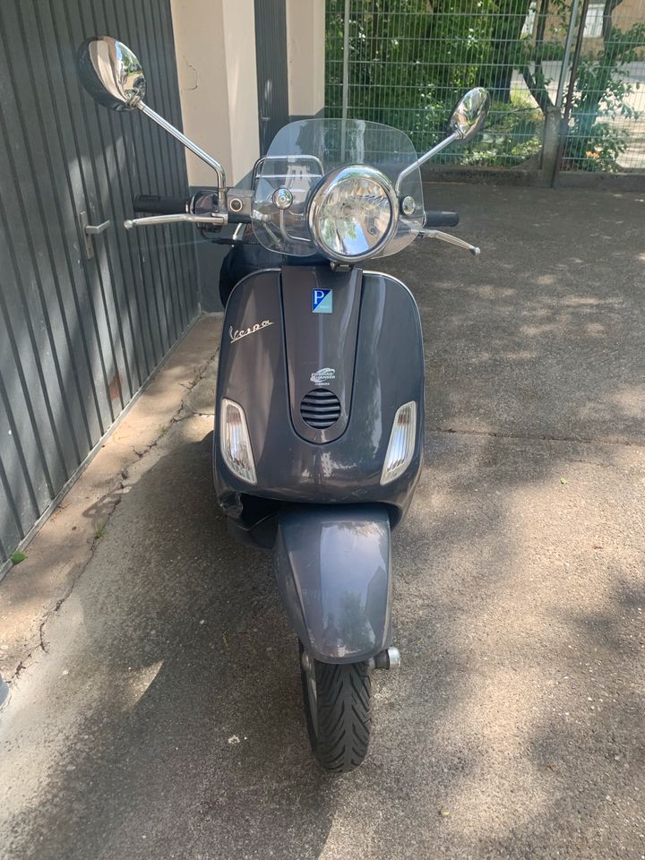 Vespa LXV 50 blau metallic 7000 km  mit behebbaren defekten in Freiburg im Breisgau