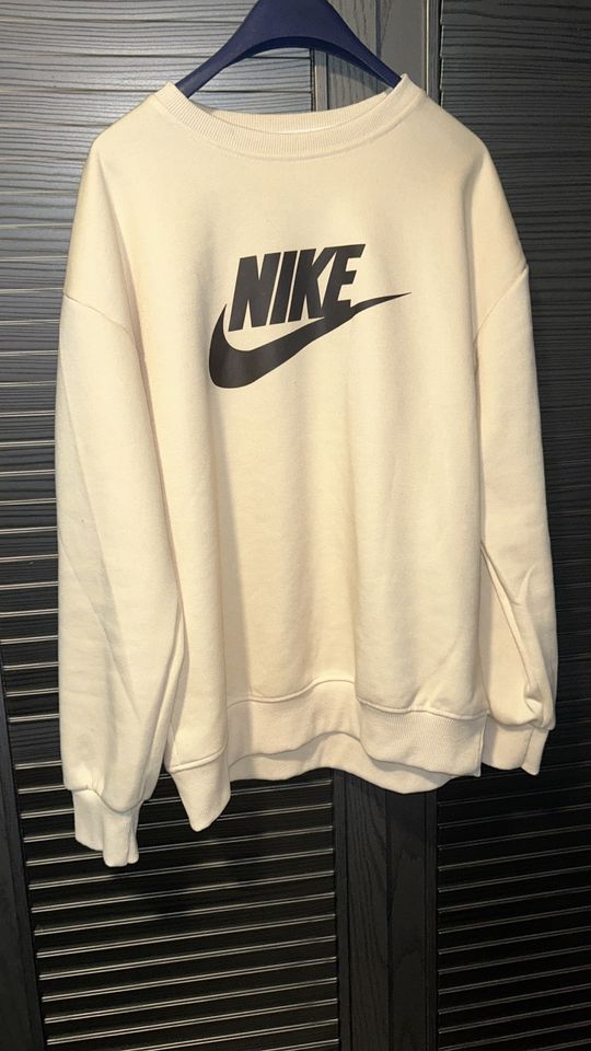 Nike Pullover in Unna