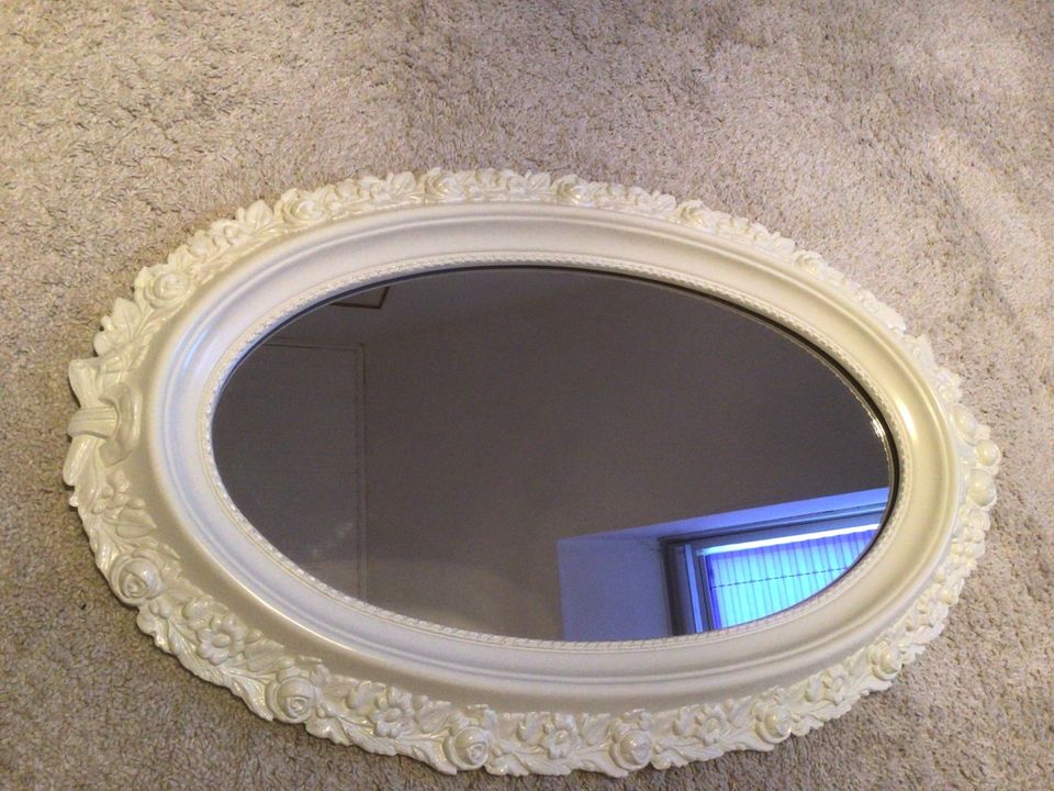 Spiegel oval dekorativer Rahmen in Altenholz