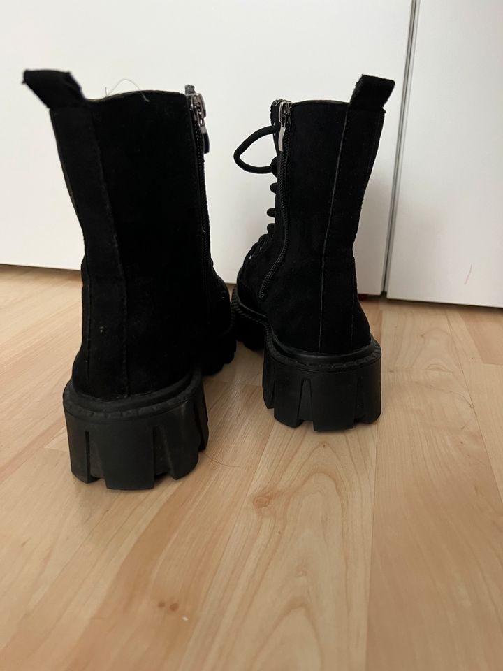 Schwarze Boots in Hannover