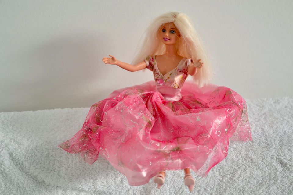 Barbie Puppe von MATTEL mit Tüllkleid  Indonesien von 1998 in Eggenstein-Leopoldshafen