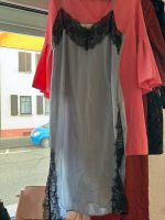 Langes blaues Kleid mit schwarzen Spitzen Details conchella LE Hessen - Griesheim Vorschau